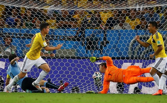 Rodriguez lập cú đúp nâng tỷ số trận đấu Colombia - Uruguay tại World Cup 2014 lên 2-0 cho Colombia