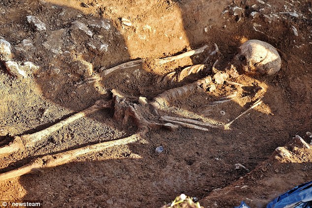 Bộ xương cổ đại này người ta nghi ngờ là của một phù thủy tà giáo thời Saxon. Ảnh Dailymail