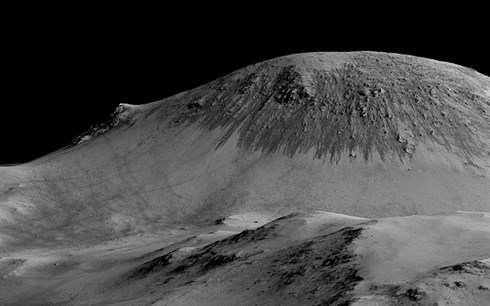 Trong quá trình tìm kiếm sự sống trên sao Hỏa, NASA đã phát hiện các vệt đen dài 100m là những dòng nước chảy