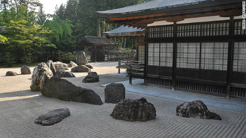 Khu vườn đá kỳ lạ tại đền Fudoin là địa điểm không thể bỏ qua với khách du lịch khi đến núi Koya