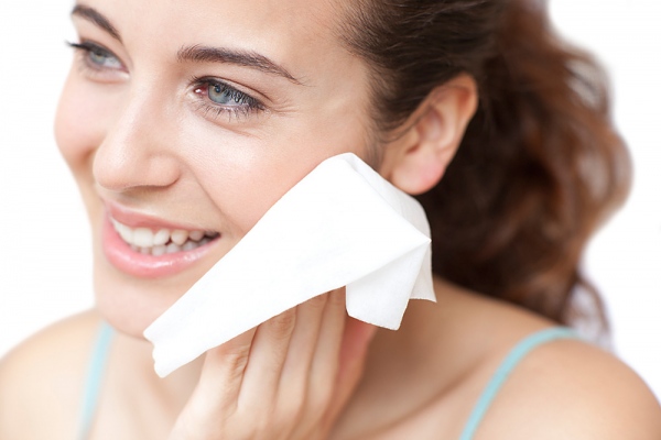 Thói quen có hại cho sức khỏe cụ thể là da mặt là lạm dụng khăn ướt
