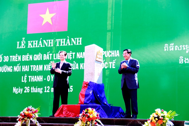 Thủ tướng Nguyễn Tấn Dũng và Thủ tướng Campuchia Hunsen làm thủ tục khánh thành cột mốc biên giới số 30