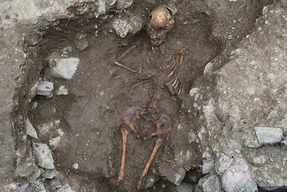 Nghi thức chôn cất phù thủy thời Trung cổ khiến các nhà khảo cổ học rất bất ngờ