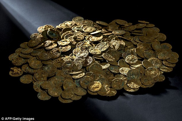 Kho báu đồng tiền xu khổng lồ khiến các nhà khảo cổ học ngỡ ngàng