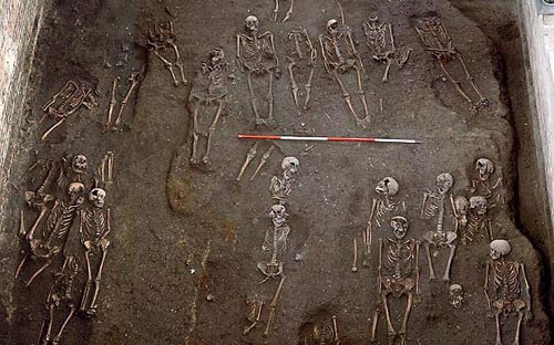Các nhà khảo cổ học Anh công bố hình ảnh của 1300 bộ xương người nguyên vẹn khai quật tại đại học Cambridge