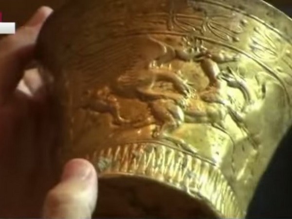 Các nhà khảo cổ học tại Nga phát hiện chiếc cóng bằng vàng khối 2.400 năm tuổi 