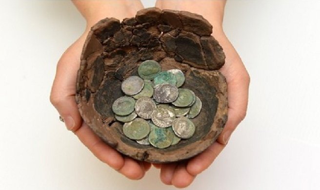 Kho báu gồm 91 đồng xu bạc từ thời La Mã với niên đại trên 2.000 năm ở xứ Wales