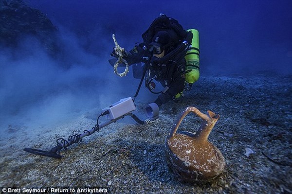 Các nhà khảo cổ học tìm thấy một chiếc bình còn nguyên vẹn. Ảnh Live Science