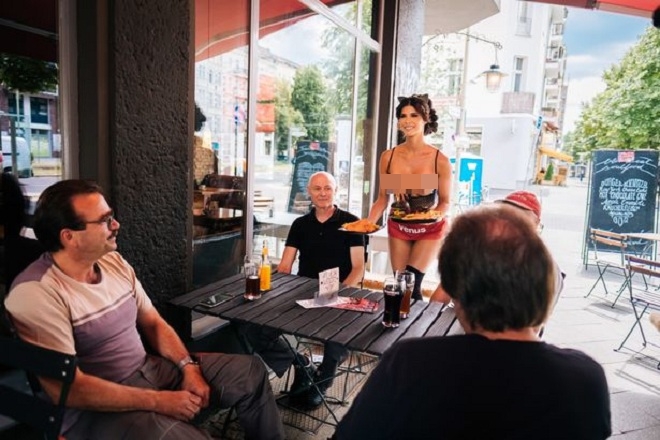 Nhà hàng gợi ý sẽ tặng đồ uống miễn phí nếu khách để ngực trần cho cả nam và nữ. Ảnh: Photoshot
