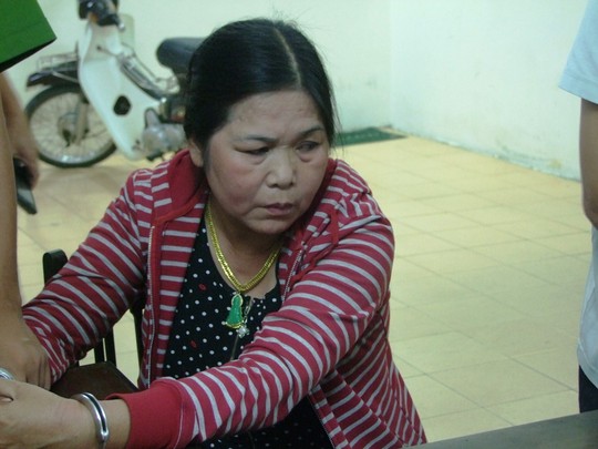 Nguyễn Thị Bích Hồng bị cơ quan chức năng bắt quả tang tàng trữ, vận chuyển 999 viên ma túy tổng hợp
