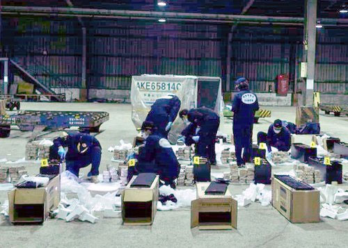 Khởi tố 3 người độn 600 bánh heroin trong thùng loa