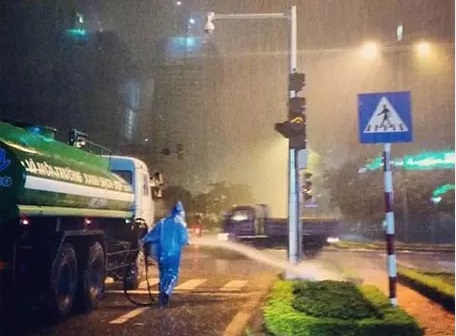 Đại diện Công ty Môi trường Đô thị Hà Nội (Urenco) khẳng định công nhân trong bức ảnh đang rửa đường chứ không phải tưới cây