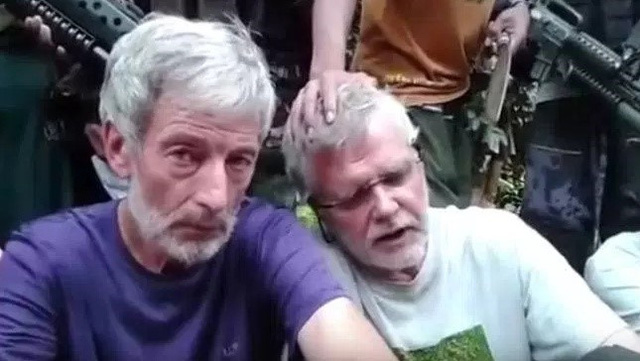 John Ridsdel (phải) trong video đòi tiền chuộc của phiến quân. (Ảnh: Globalnews)
