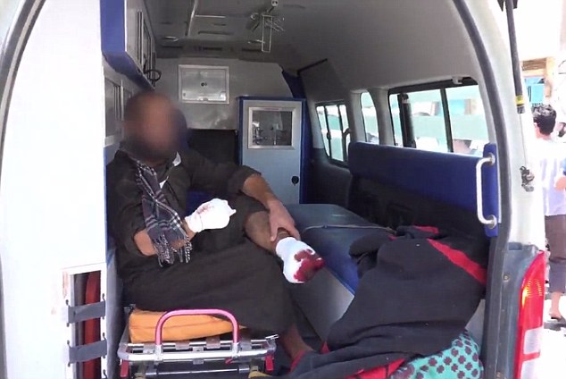 Nạn nhân đầu tiên nhanh chóng được đưa lên xe cứu thương sau khi bị chặt tay chân