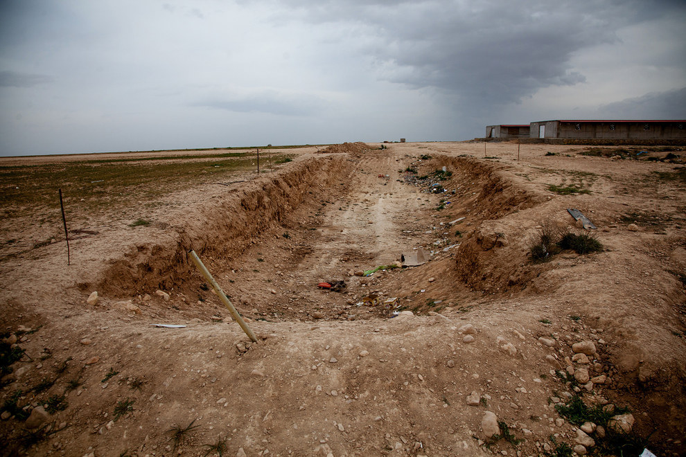 Một hố chôn tập thể ở Khana Sor(Iraq), nơi khủng bố IS hành quyết và chôn người Yazidi bỏ trốn 