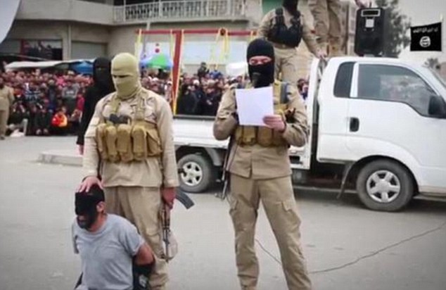 Khủng bố IS đọc cáo buộc tội danh của những tên tội phạm trước khi hành quyết