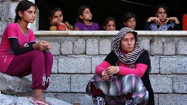 Một nhóm phụ nữ Izadi ở Iraq chạy trốn khủng bố IS tới thị trấn Sinjar (Iraq)