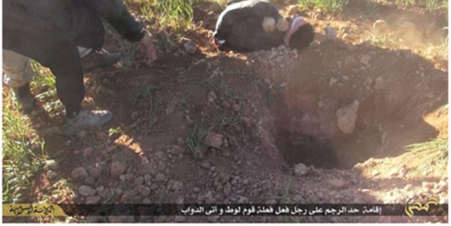 Khủng bố IS chuẩn bị sẵn một hố chôn ở khu vực hành quyết