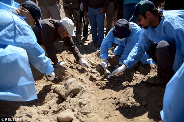 Đội pháp y Iraq đang tiến hành tìm kiếm các thi thể trong nấm mộ tập thể của khủng bố IS