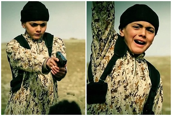 Phần tử thánh chiến 12 tuổi của khủng bố IS không ngần ngại chĩa súng vào con tin