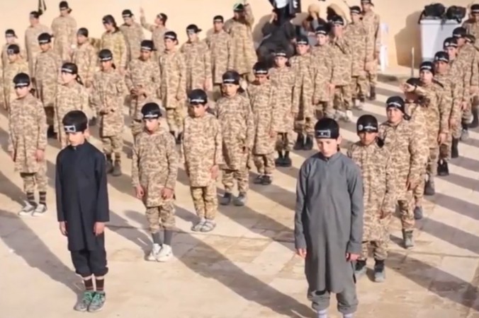 Khủng bố IS đào tạo hàng loạt trẻ em trở thành chiến binh thánh chiến cho chúng