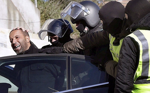 Đặc vụ Phòng vệ Dân sự Tây Ban Nha bắt kẻ nghi là khủng bố IS 