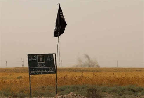 Khói bốc cao sau lá cờ của IS sau khi lực lượng người Kurd đã chiếm lại một số làng ở Iraq 