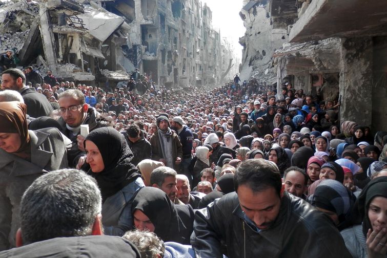 Hình ảnh cư dân tại trại tị nạn Yarmouk, nơi đang bị khủng bố IS kiểm soát, đi nhận cứu trợ 