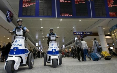 Cảnh sát Canada tại  sân bay quốc tế thành phố Montreal 