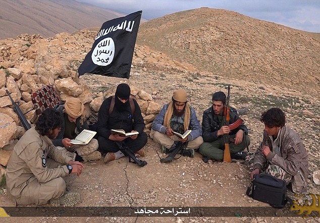 Nhóm khủng bố IS ngồi đọc kinh Koran trong giờ giải lao 