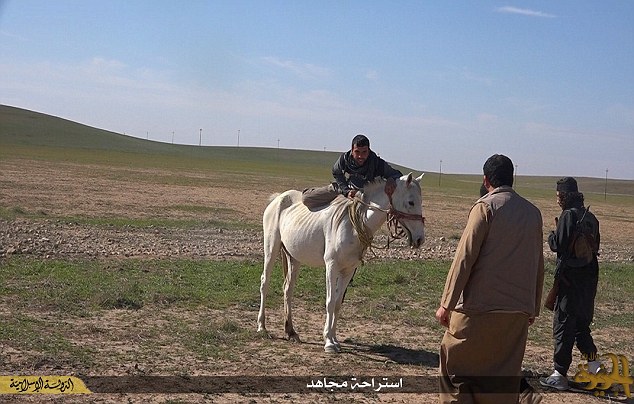 Một tên khủng bố IS tập cưỡi ngựa trên núi 