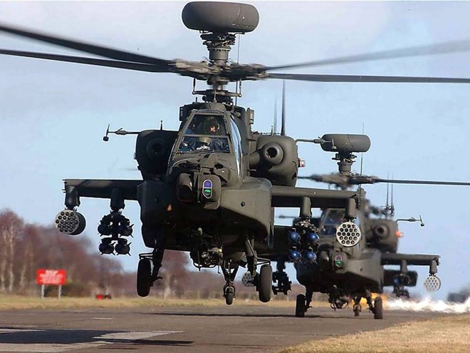 Mỹ lần đầu điều trực thăng Apache tới Iraq tham gia chống IS. Ảnh: en.trend.az