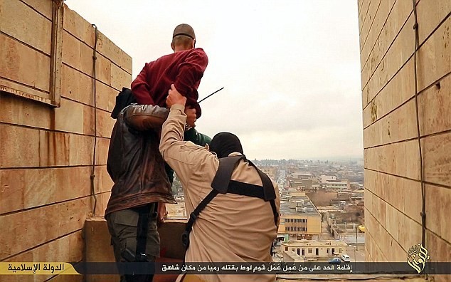 Khủng bố IS ném người đồng tính từ một tòa nhà cao tầng