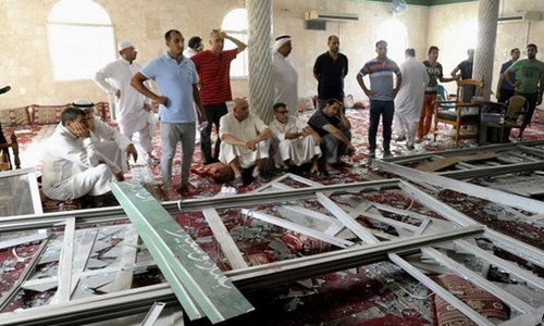 Các ô cửa kính vỡ vụn tại nhà thờ Hồi giáo Imam Ali ở Arab Saudi, nơi hôm nay xảy ra vụ đánh bom tự sát