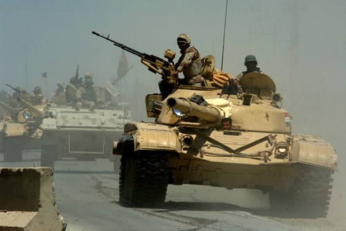  Xe tăng quân đội Iraq di chuyển trên đường cao tốc ở Mushahada, Iraq