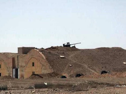Hầm tránh bom và súng máy bên trên tại căn cứ không quân Palmyra sau cuộc chiến với IS