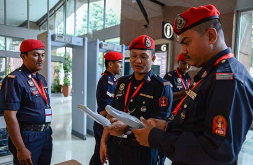 Lực lượng an ninh kiểm tra thiết bị dò kim loại ở Trung tâm Hội nghị Kuala Lumpur
