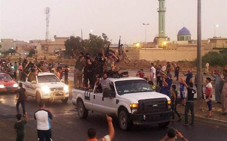 Khủng bố IS diễu hành trên một đường phố ở thành phố Mosul của Iraq 