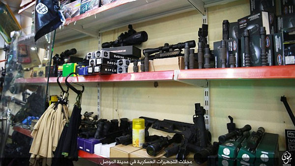Một góc cửa hàng lưu niệm của khủng bố IS