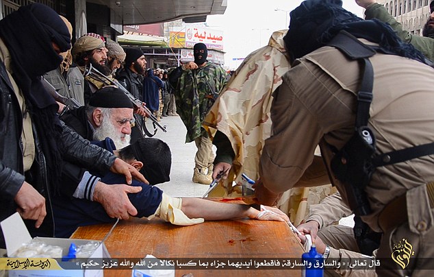 Những hình ảnh ghê rợn về một vụ chặt tay tội phạm ăn cắp của khủng bố IS