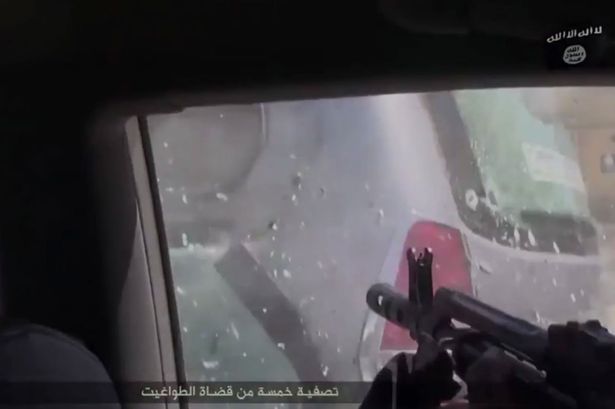 Đoạn phim rùng rợn cho thấy nhóm khủng bố IS thực hiện một cuộc xả súng tàn bạo
