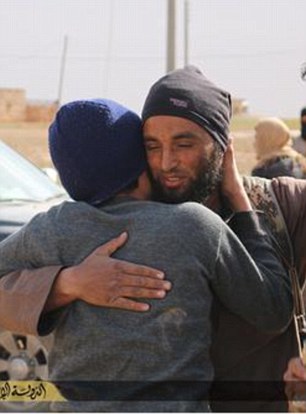 Phiến quân khủng bố IS khoác vai và ‘an ủi’ nạn nhân bị ném đá (thứ ba từ trái sang)