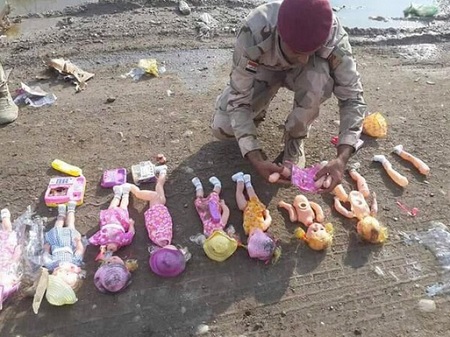 Lực lượng an ninh Iraq đã phát hiện hàng loạt búp bê nhồi thuốc nổ được Nhà nước Hồi giáo (khủng bố IS) rải dọc đường