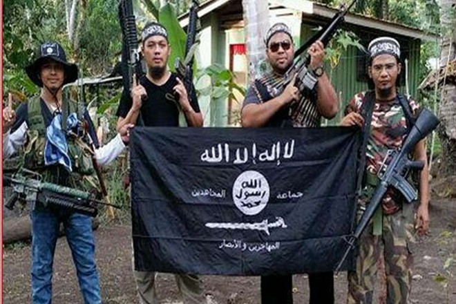 Các tay súng Hồi giáo người Malaysia khoe cờ của khủng bố IS tại một địa điểm ở miền Nam Philippines