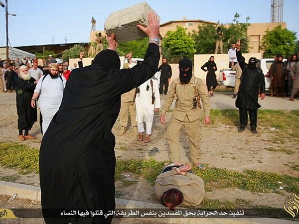 Khủng bố IS không ngừng sử dụng các biện pháp man rợ để hành quyết người chúng cho là phạm tội