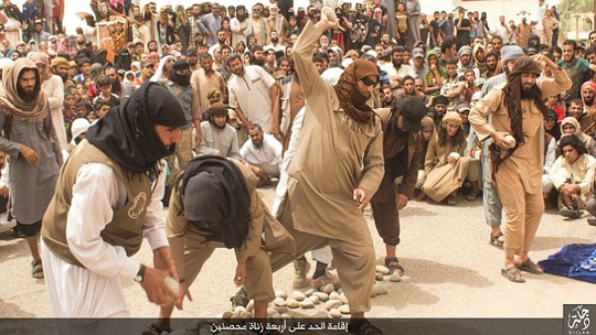 Bốn người đàn ông bị nhóm khủng bố IS bịt mặt rồi ném đá tới chết vì tội danh ‘ngoại tình’