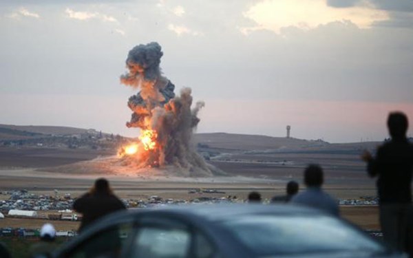 Khói lửa bốc lên trên một ngọn đồi của thị trấn Kobani, Syria sau đợt không kích