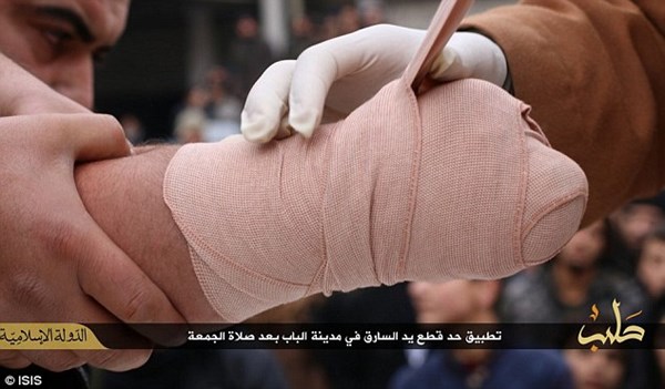 Kẻ trộm bị phiến quân IS dẫn ra quảng trường để thi hành biện pháp chặt tay