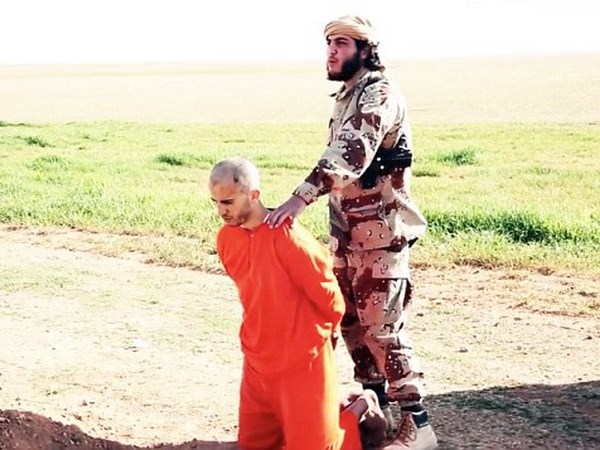 Một tù nhân của IS đã bị bắt phải tự đào mộ cho chính mình trước khi bị xử tử