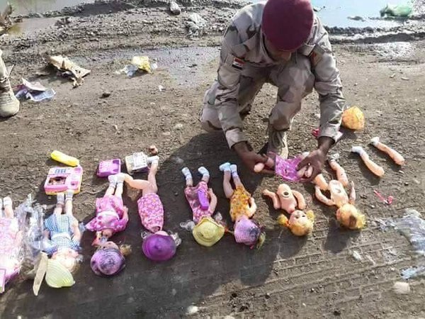 Cảnh sát thành phố Baghada tháo từng bộ phận của những con búp bê để lấy chất nổ do khủng bố IS gài bên trong